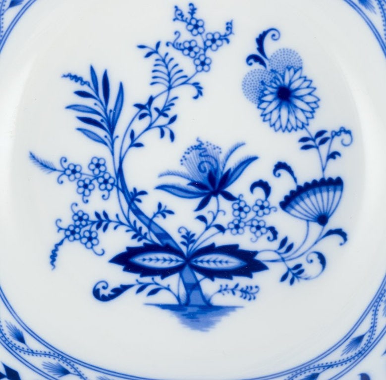 Stadt Meissen, Germany. Two serving dishes in porcelain with Blue Onion-patterned decoration. Circa - 4