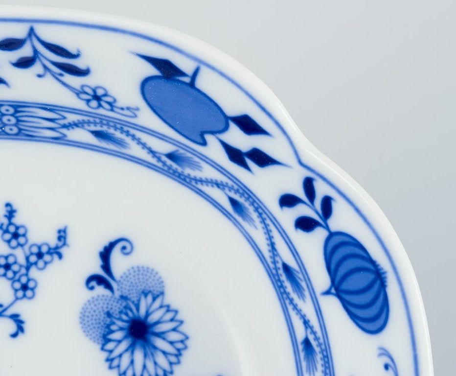 Stadt Meissen, Germany. Two serving dishes in porcelain with Blue Onion-patterned decoration. Circa - 5
