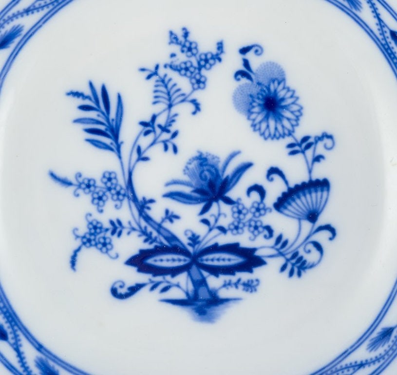 Stadt Meissen, Germany. Two serving dishes in porcelain with Blue Onion-patterned decoration. Circa - 7
