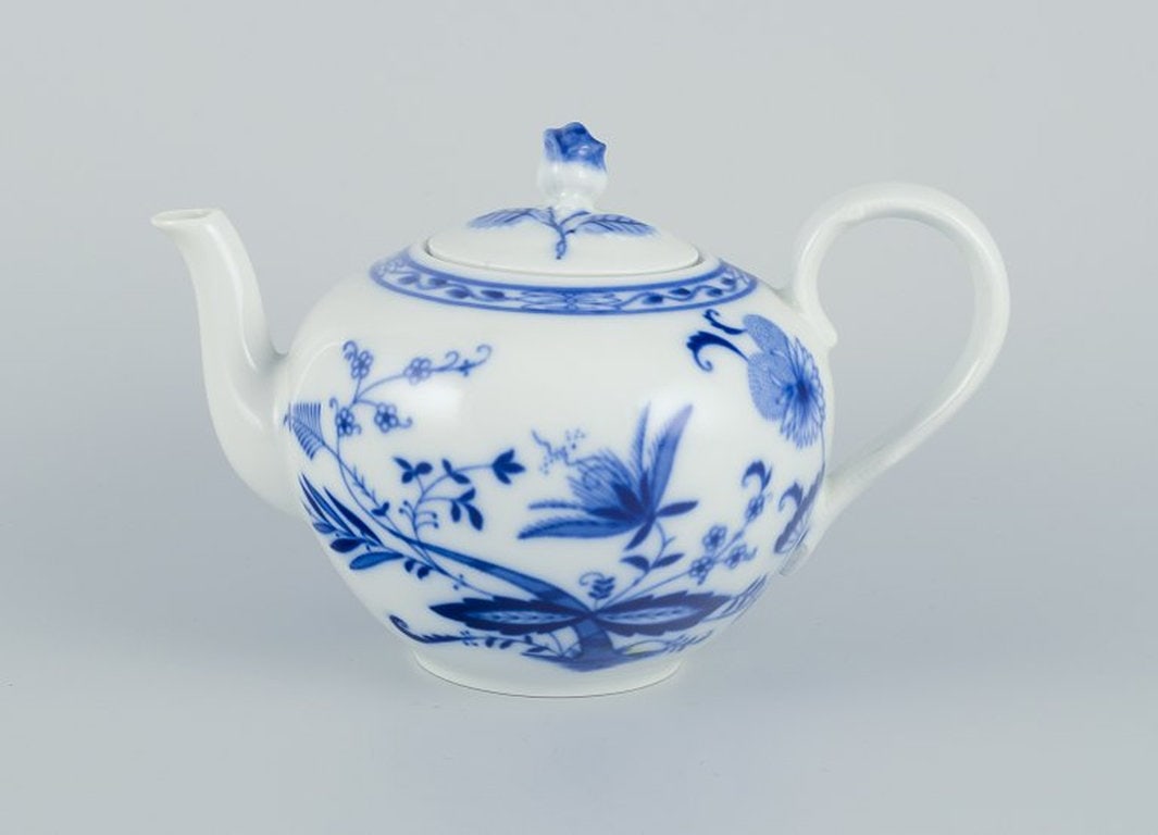 Stadt Meissen, Germany. Porcelain teapot with Blue Onion-patterned decoration. Circa 1930s/40s. - 2