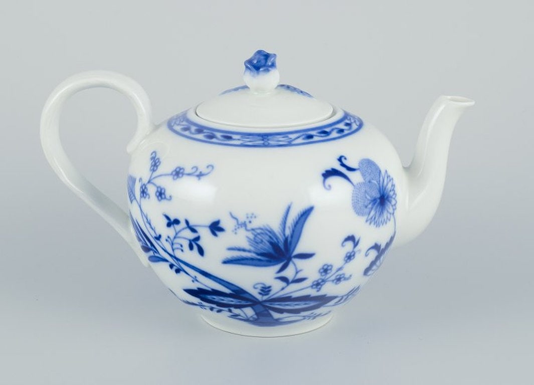 Stadt Meissen, Germany. Porcelain teapot with Blue Onion-patterned decoration. Circa 1930s/40s. - 3