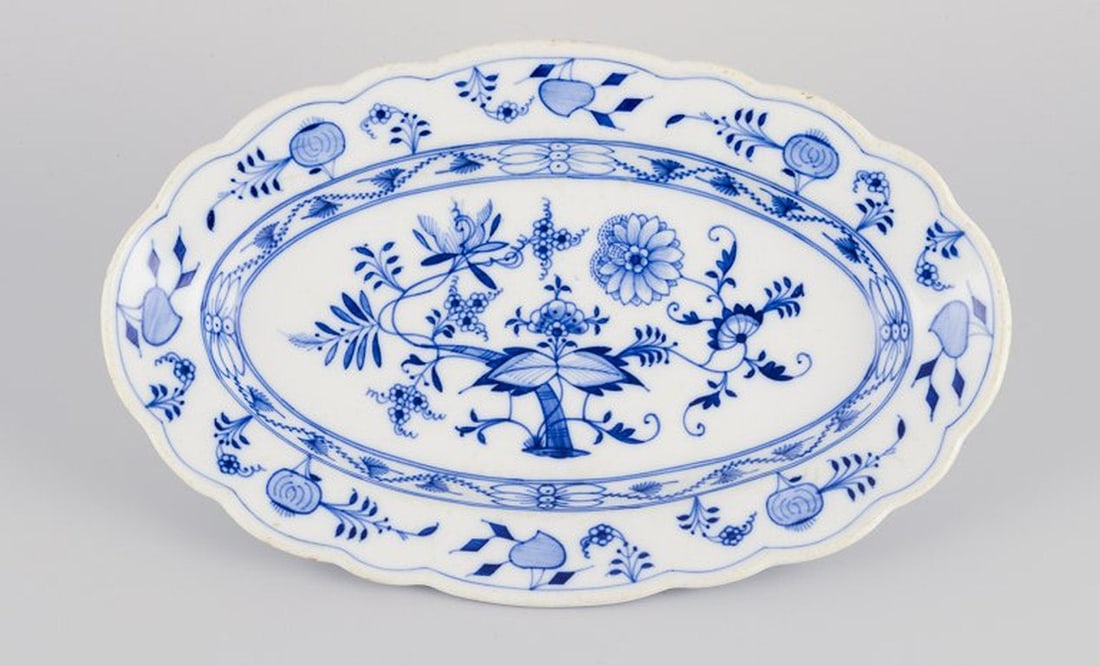 Stadt Meissen, Germany. Two oval serving dishes. Blue Onion-patterned decoration. Early 20th - 2