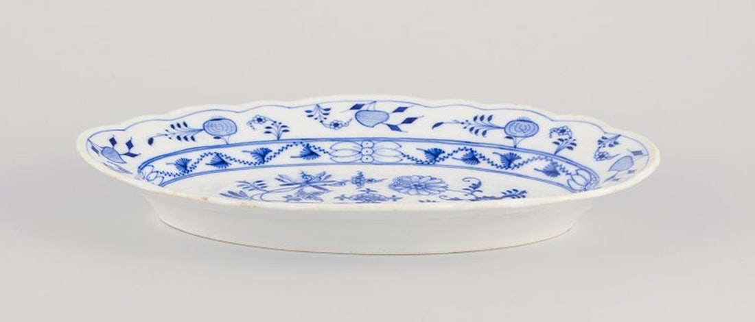 Stadt Meissen, Germany. Two oval serving dishes. Blue Onion-patterned decoration. Early 20th - 4