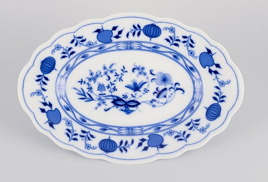 Stadt Meissen, Germany. Two oval serving dishes. Blue Onion-patterned decoration. Early 20th - 6
