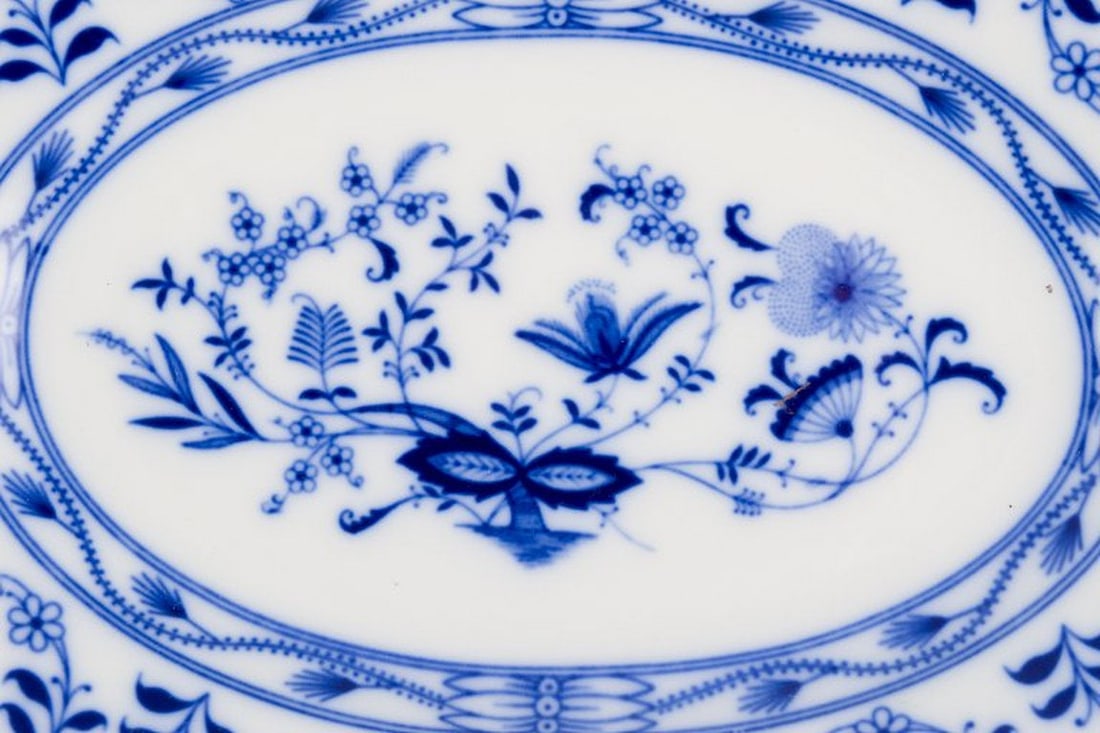 Stadt Meissen, Germany. Two oval serving dishes. Blue Onion-patterned decoration. Early 20th - 7