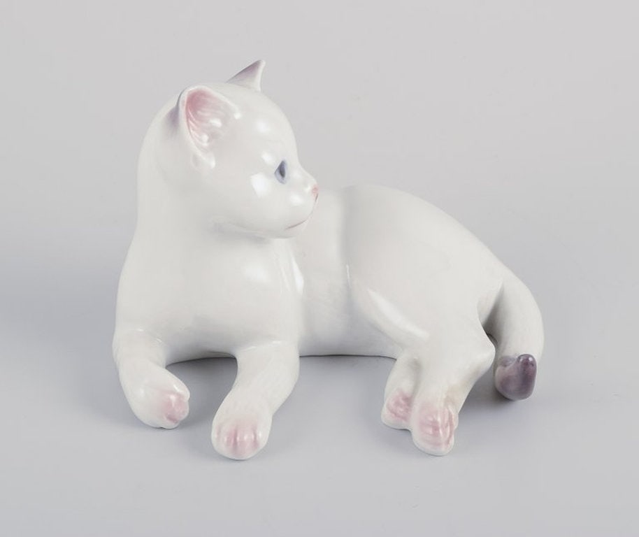 Royal Copenhagen. Porcelain figurine of a white kitten. 1991-1995. - 2