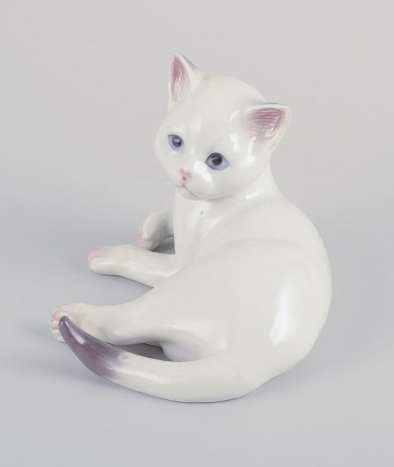 Royal Copenhagen. Porcelain figurine of a white kitten. 1991-1995. - 3