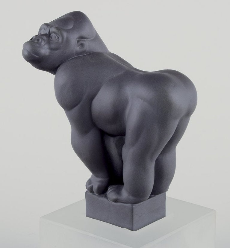 Pia Langelund for Royal Copenhagen. Figure of a gorilla in bisquit mounted on a frosted glass base. - 3
