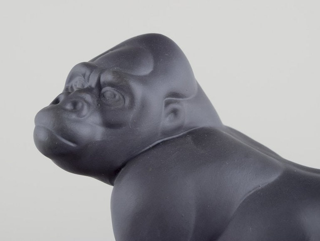 Pia Langelund for Royal Copenhagen. Figure of a gorilla in bisquit mounted on a frosted glass base. - 4
