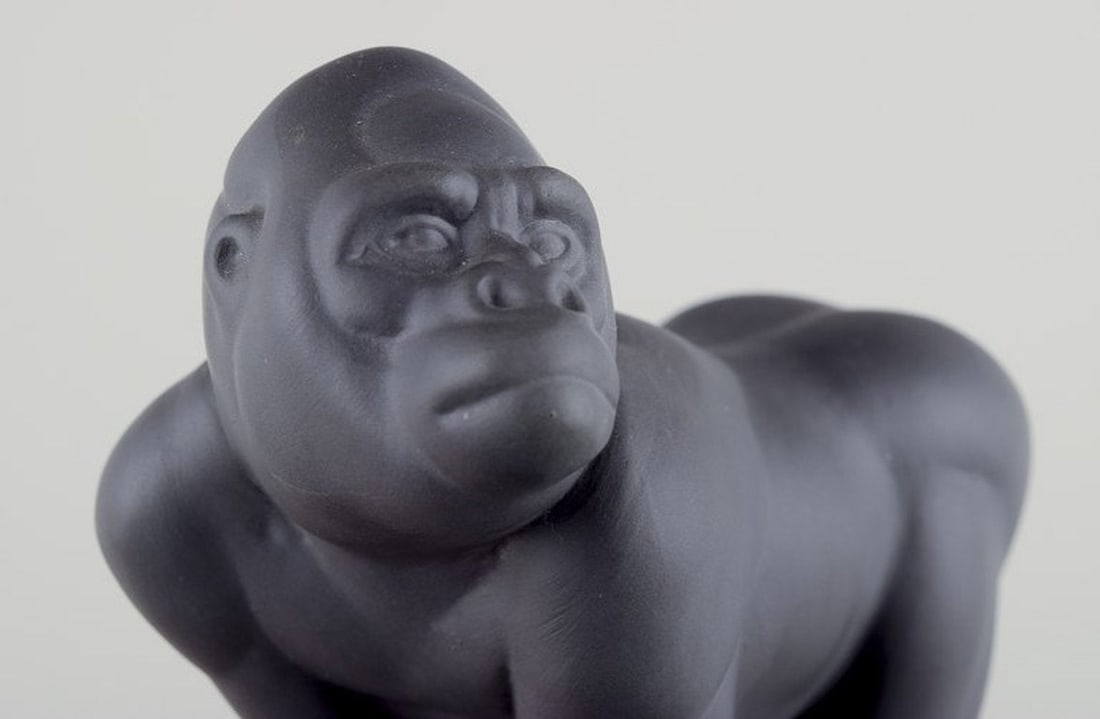 Pia Langelund for Royal Copenhagen. Figure of a gorilla in bisquit mounted on a frosted glass base. - 5