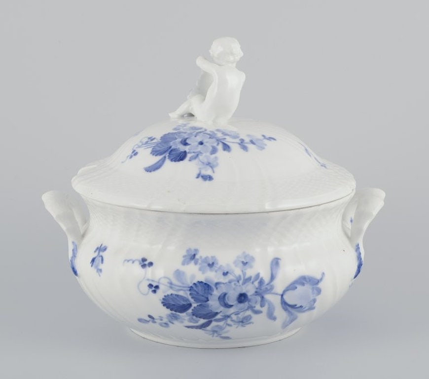 Royal Copenhagen Blue Flower Curved. Round lidded porcelain terrine with handles. Approx. 1920. - 2