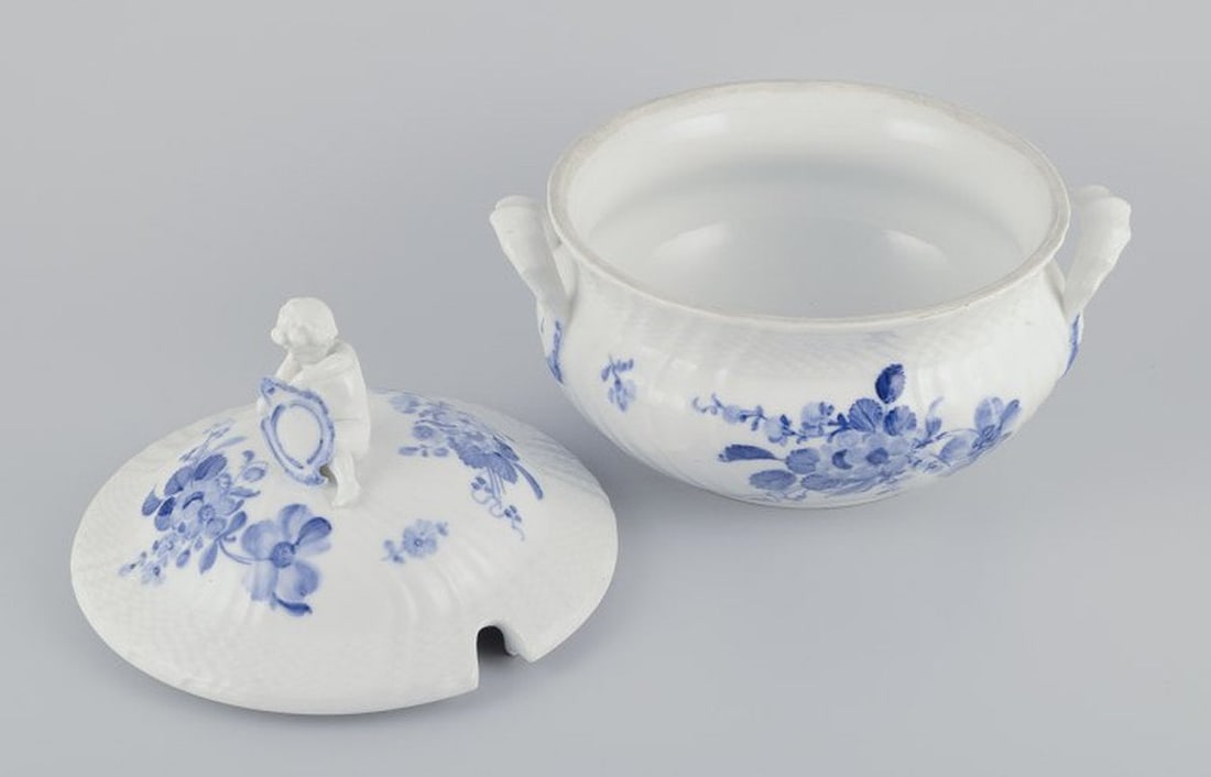 Royal Copenhagen Blue Flower Curved. Round lidded porcelain terrine with handles. Approx. 1920. - 4
