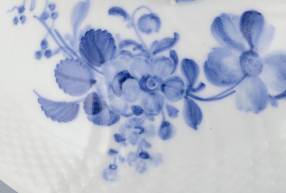 Royal Copenhagen Blue Flower Curved. Round lidded porcelain terrine with handles. Approx. 1920. - 5