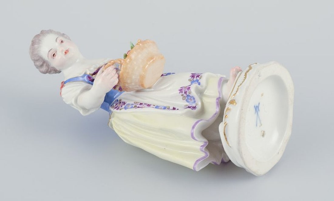 Meissen, Germany. Porcelain figurine of girl with basket. Ca. 1900. - 8