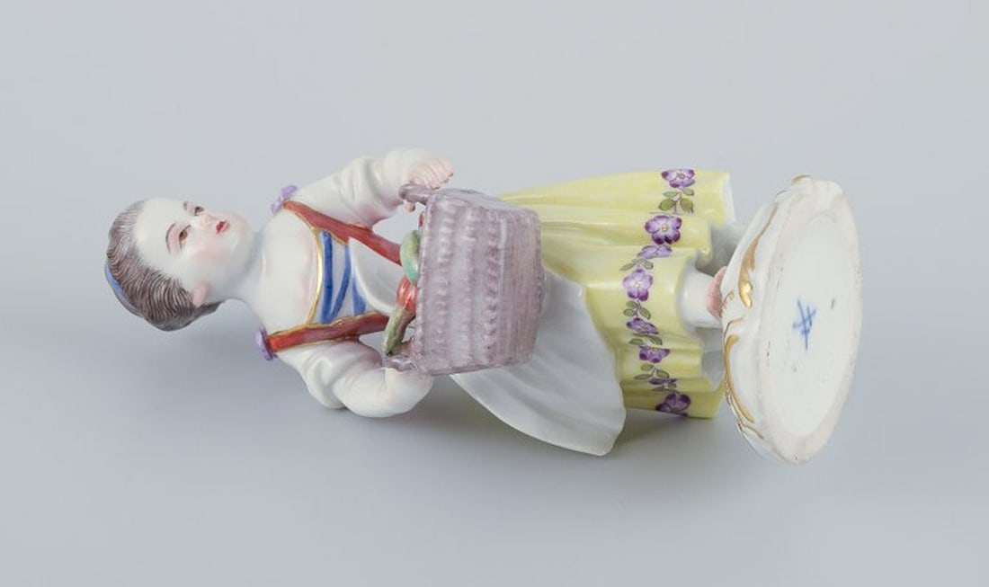Meissen, Germany. Porcelain figurine of girl with basket. Ca. 1900. - 8