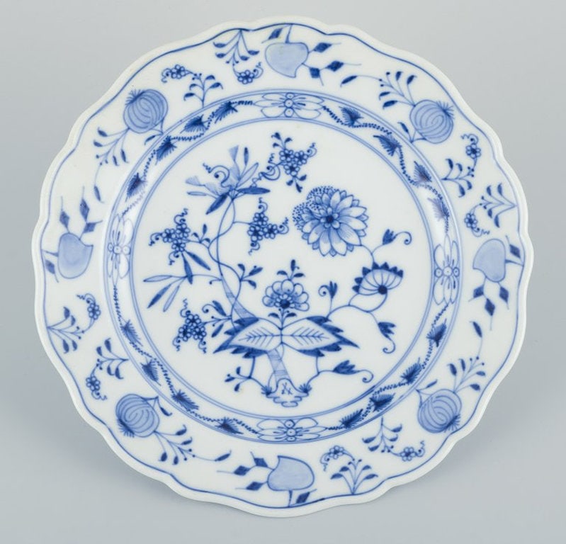 Meissen, Germany. Four Blue Onion patterned lunch plates in porcelain. Circa 1900. - 3