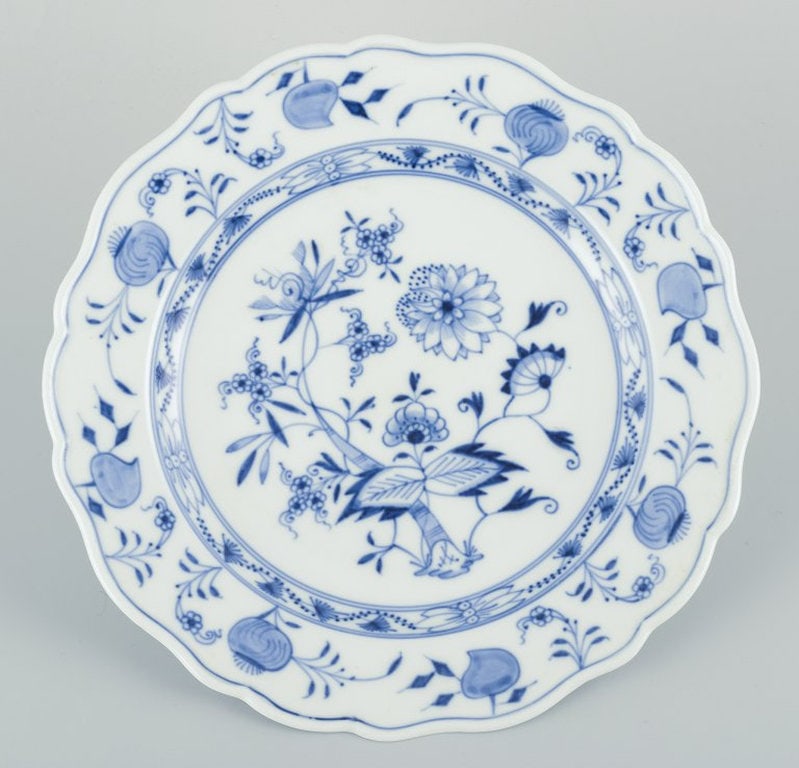Meissen, Germany. Four Blue Onion patterned lunch plates in porcelain. Circa 1900. - 4