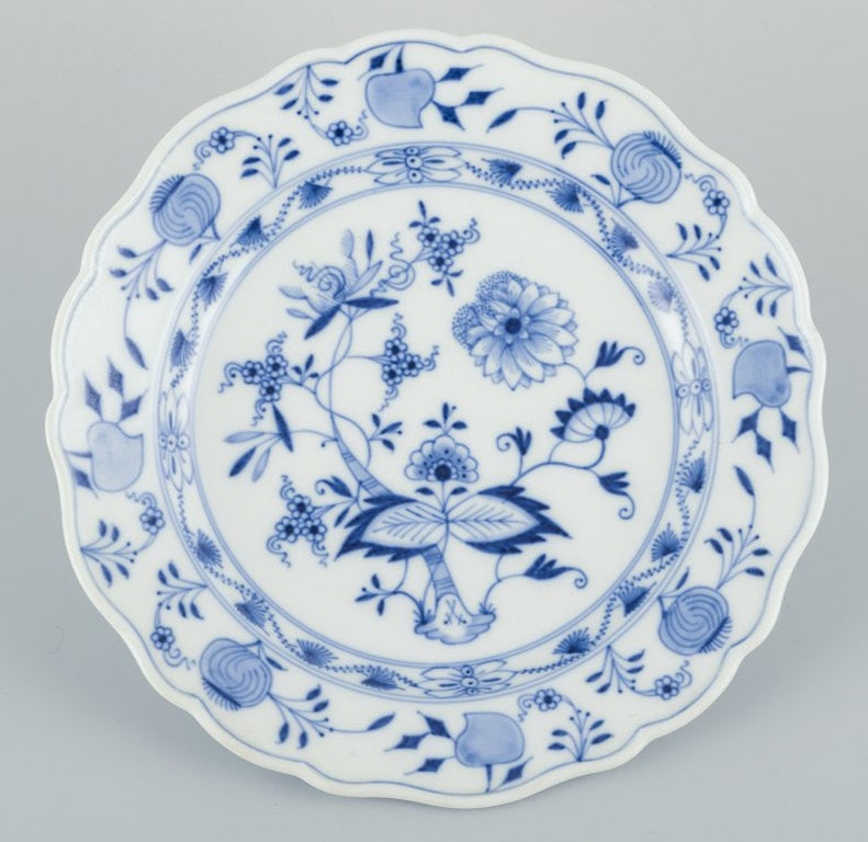 Meissen, Germany. Four Blue Onion patterned lunch plates in porcelain. Circa 1900. - 5