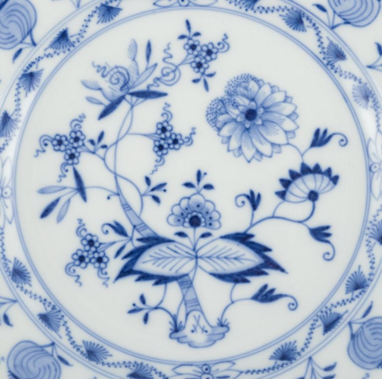 Meissen, Germany. Four Blue Onion patterned lunch plates in porcelain. Circa 1900. - 6