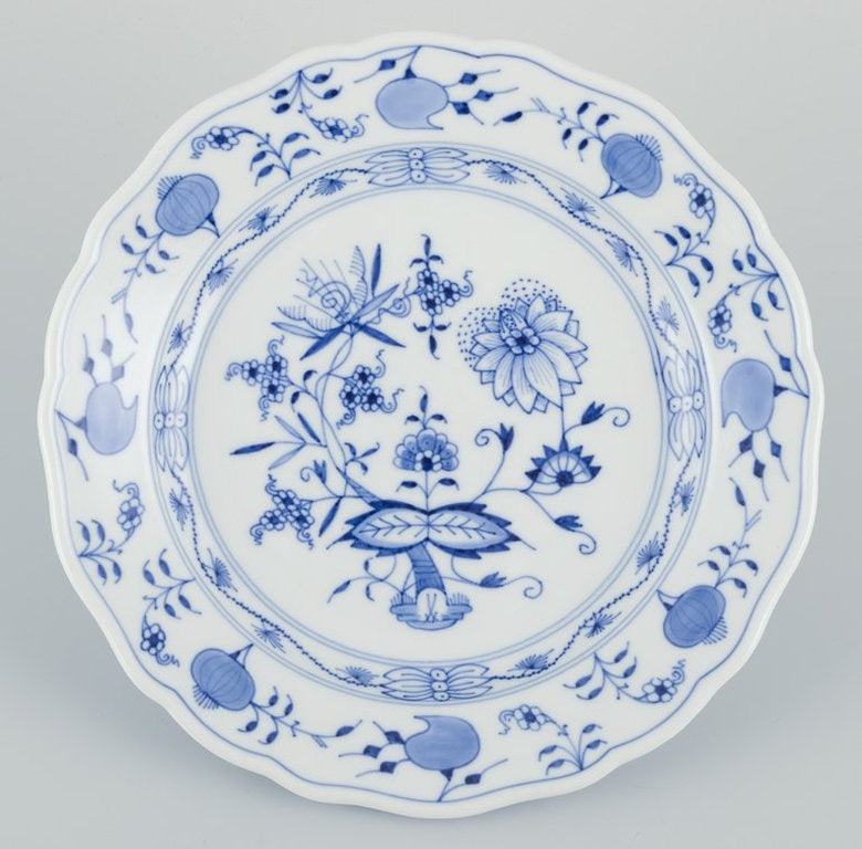 Meissen, Germany. Three Blue Onion patterned plates in porcelain. Early 1900s. - 2