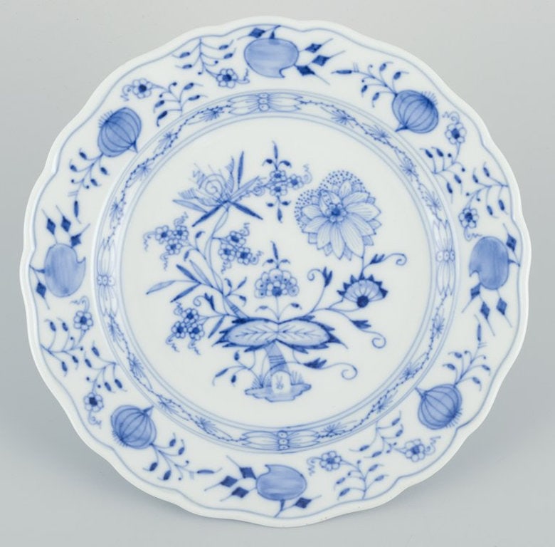Meissen, Germany. Three Blue Onion patterned plates in porcelain. Early 1900s. - 3