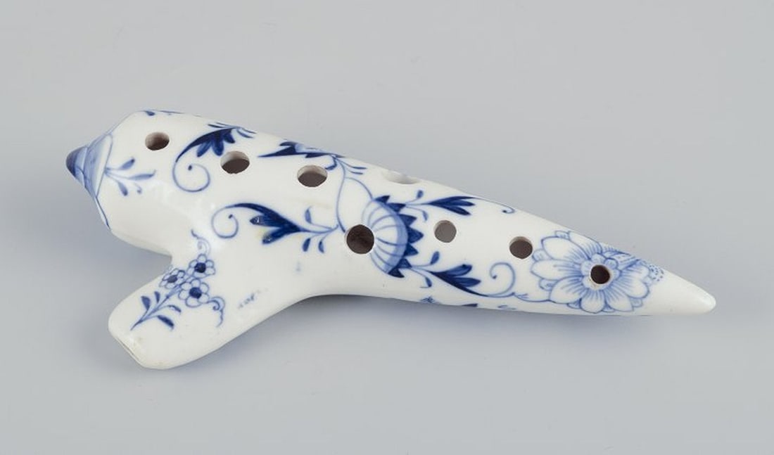 Stadt Meissen, Germany. Onion patterned ocarina porcelain flute. 1930s/40s. - 2