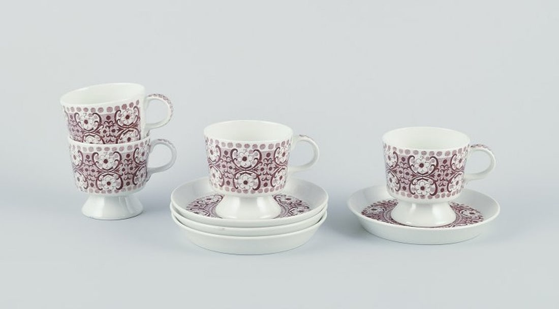Raija Uosikkinen for Arabia, Finland. A set of four 'Ali' coffee cups and saucers. Retro: Raija Uosikkinen for Arabia, Finland A set of four 'Ali' coffee cups and saucers. Retro earthenware. Circa 1960s. In excellent and unused condition. A few cracks in the saucers. Marked. Cup: H 6,5