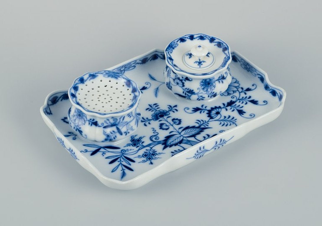 Meissen, Germany. Blue Onion pattern inkwell in porcelain. Hand-painted. Late 19th century. - 2