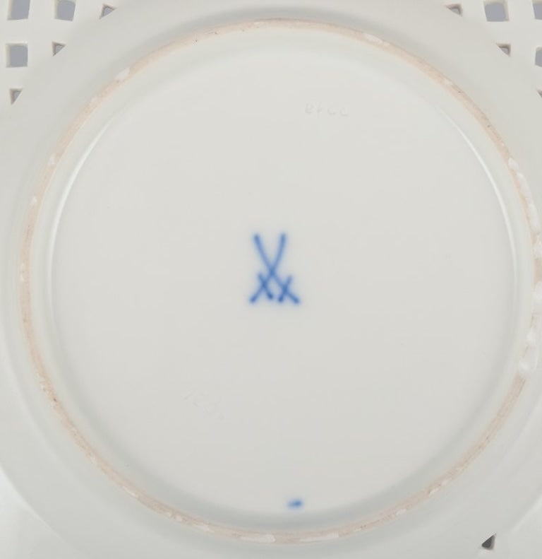 Meissen, Germany. Open lace porcelain plate. Hand-painted with a bird motif and insects, gold trim. - 7