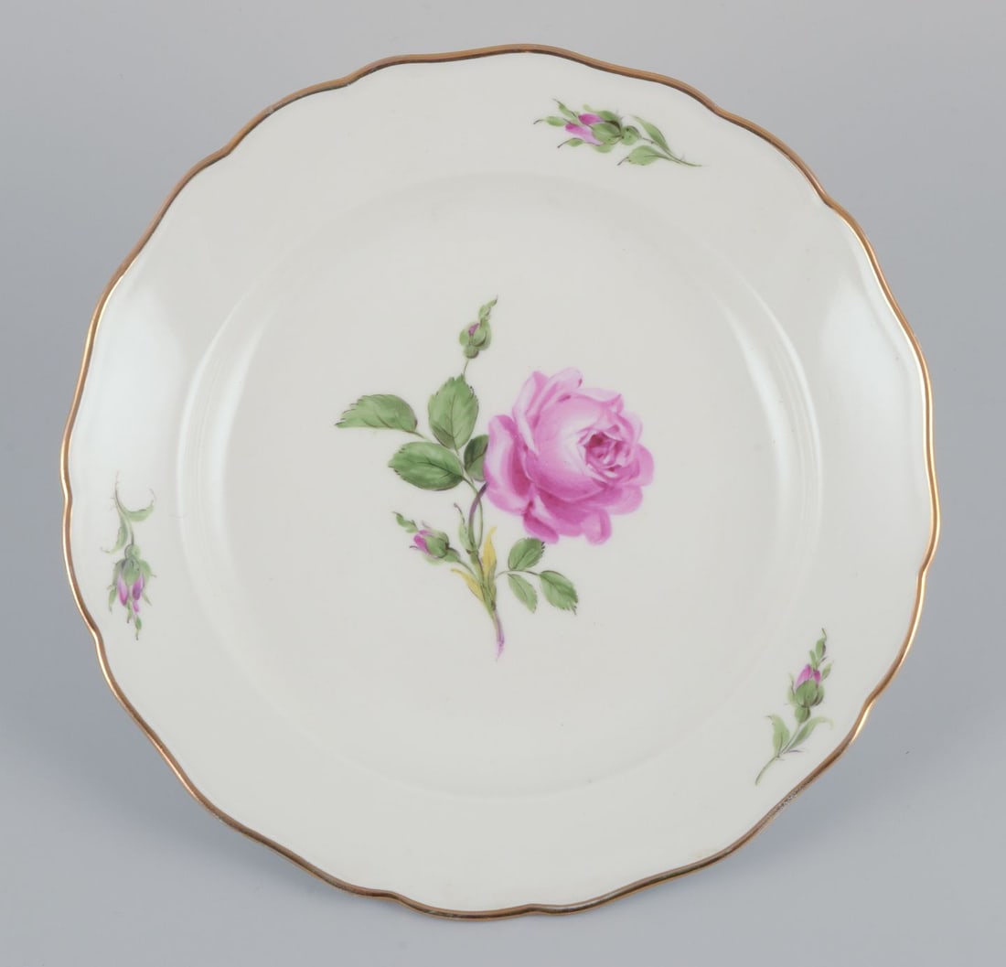Meissen, Germany. A set of five "Pink Rose" deep dinner plates in porcelain. Approx. 1930s - 2