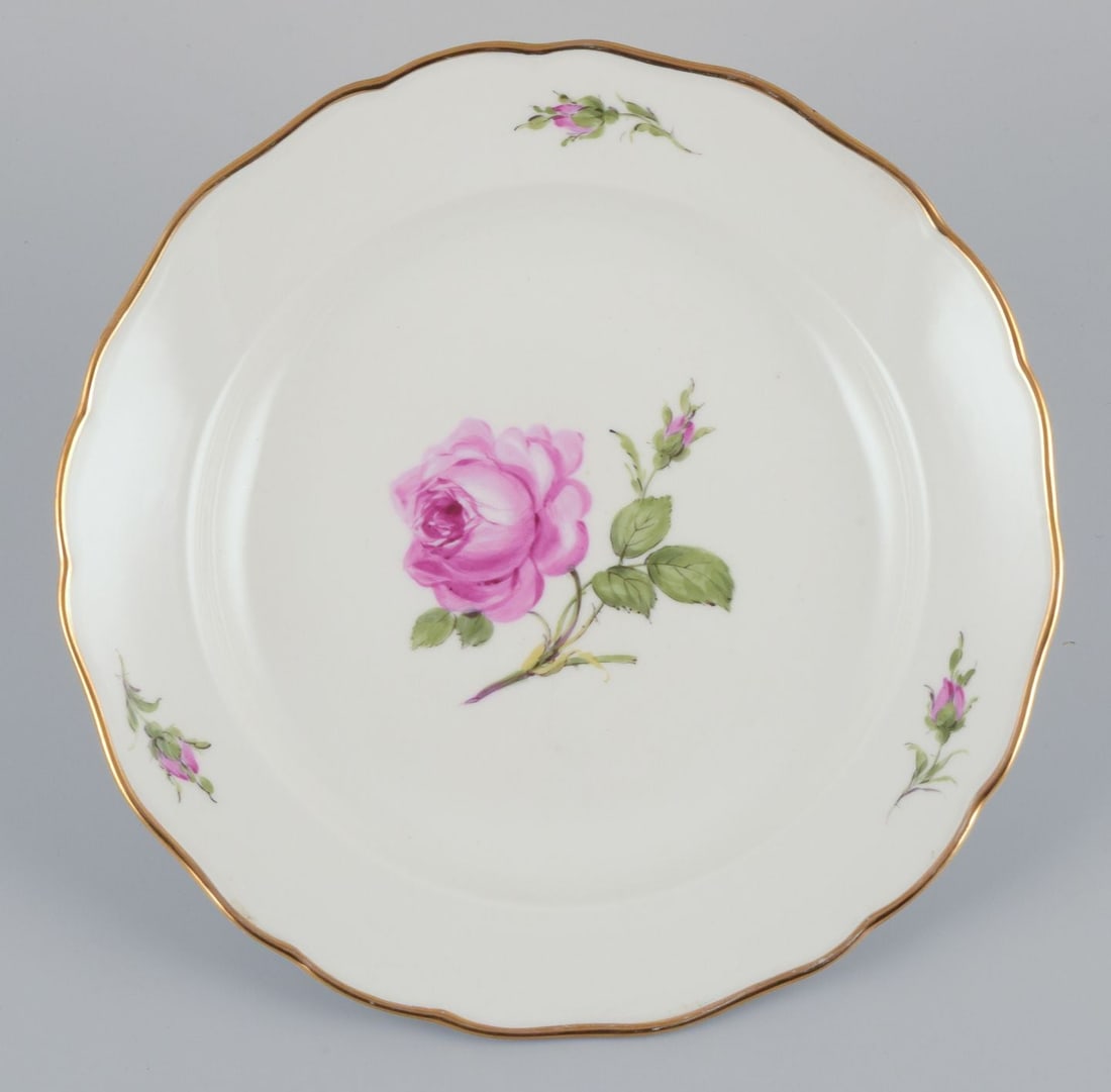 Meissen, Germany. A set of four "Pink Rose" deep dinner plates in porcelain. Approx. 1930s - 3