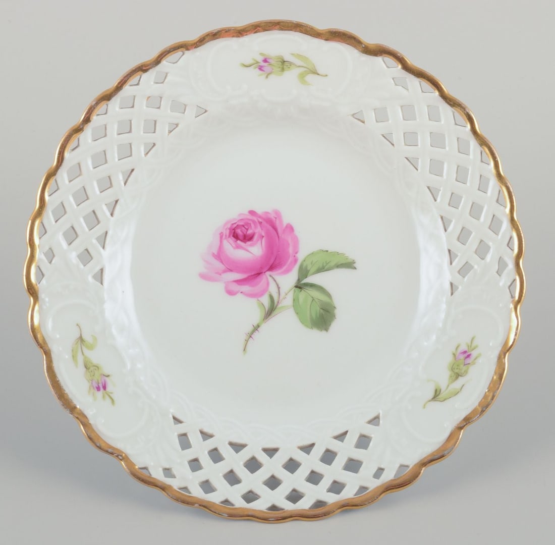 Meissen, Germany. A set of eight "Pink Rose" reticulated plates in porcelain. Approx. 1930s - 2