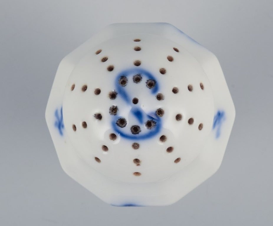 Royal Copenhagen Blue Flower Angular. Porcelain salt and pepper set. Early 1900s. - 3