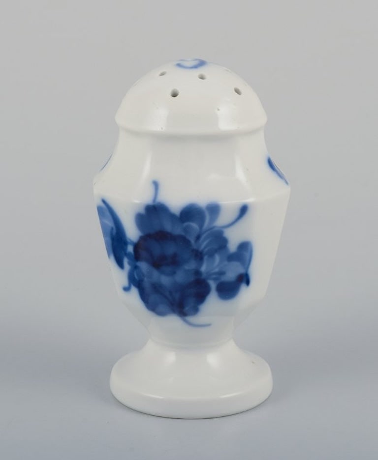 Royal Copenhagen Blue Flower Angular. Porcelain salt and pepper set. Early 1900s. - 4