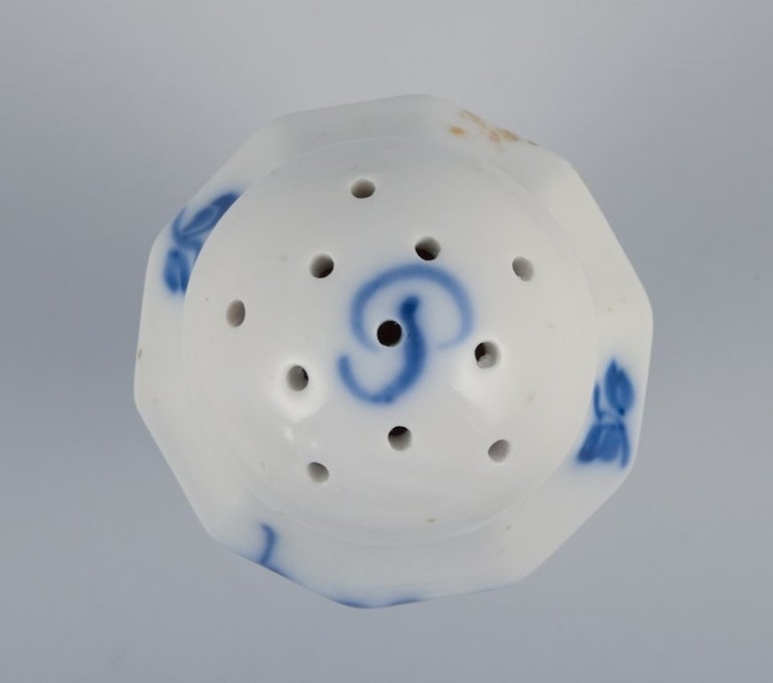 Royal Copenhagen Blue Flower Angular. Porcelain salt and pepper set. Early 1900s. - 5