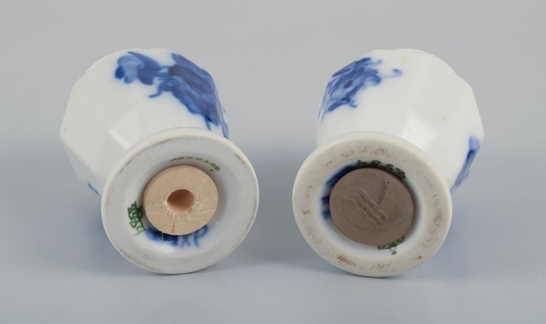 Royal Copenhagen Blue Flower Angular. Porcelain salt and pepper set. Early 1900s. - 6