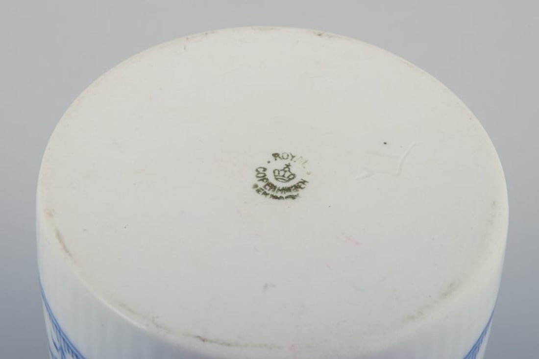 Royal Copenhagen Blue Fluted. Rare porcelain tea jar, missing lid. Early 1900s. - 7