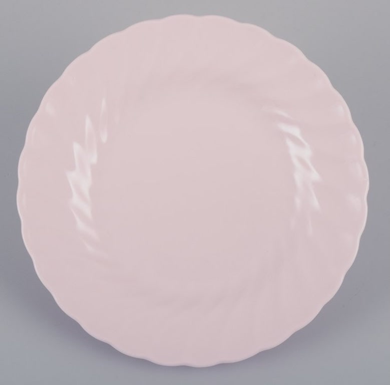 Tuscan, England. Seven plates in light pink porcelain with a wavy edge. Fine English bone China. - 2