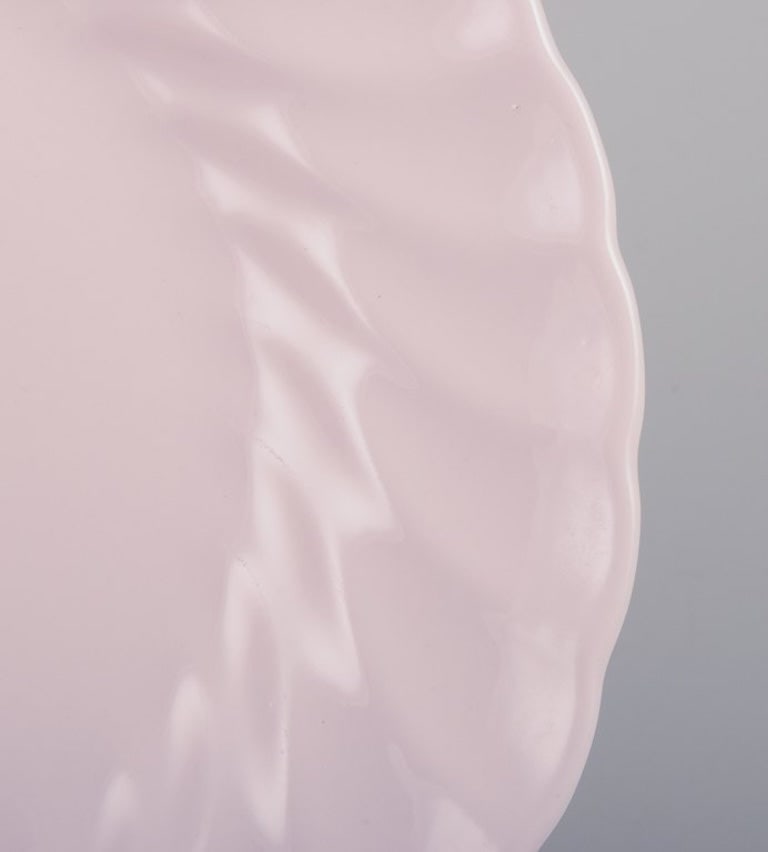 Tuscan, England. Seven plates in light pink porcelain with a wavy edge. Fine English bone China. - 3