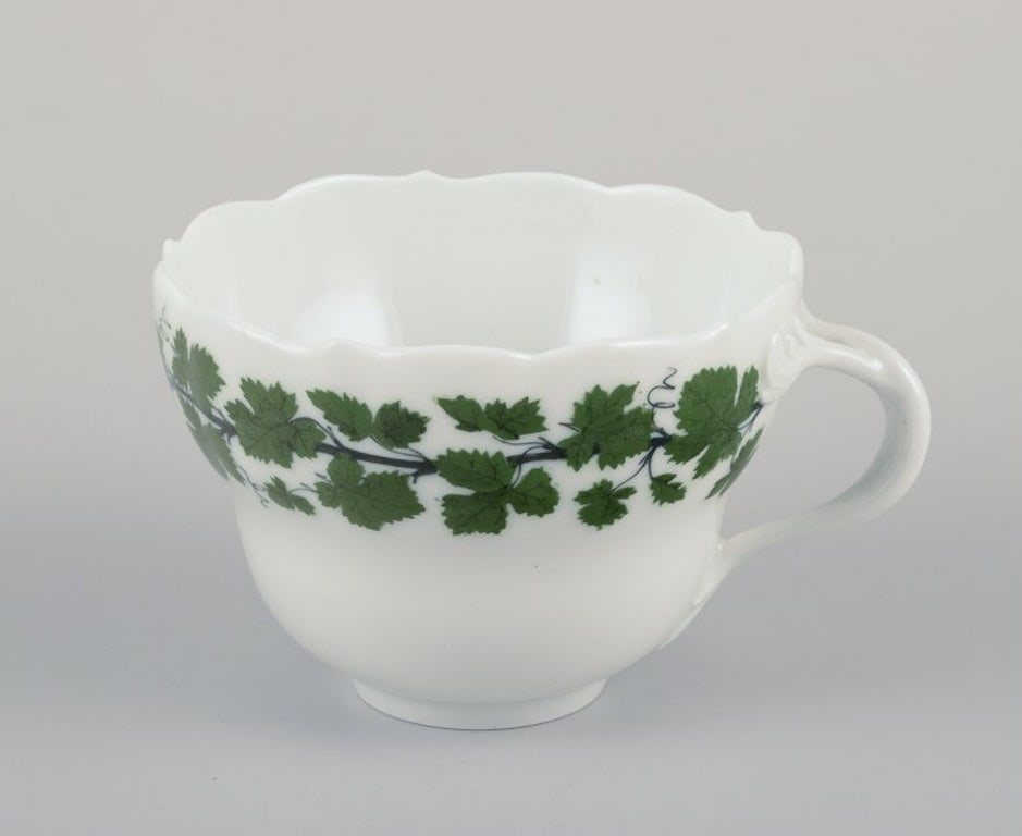 Meissen, Germany. 'Green Ivy Vine' two large breakfast cups with saucers. 1920s/30s. - 3
