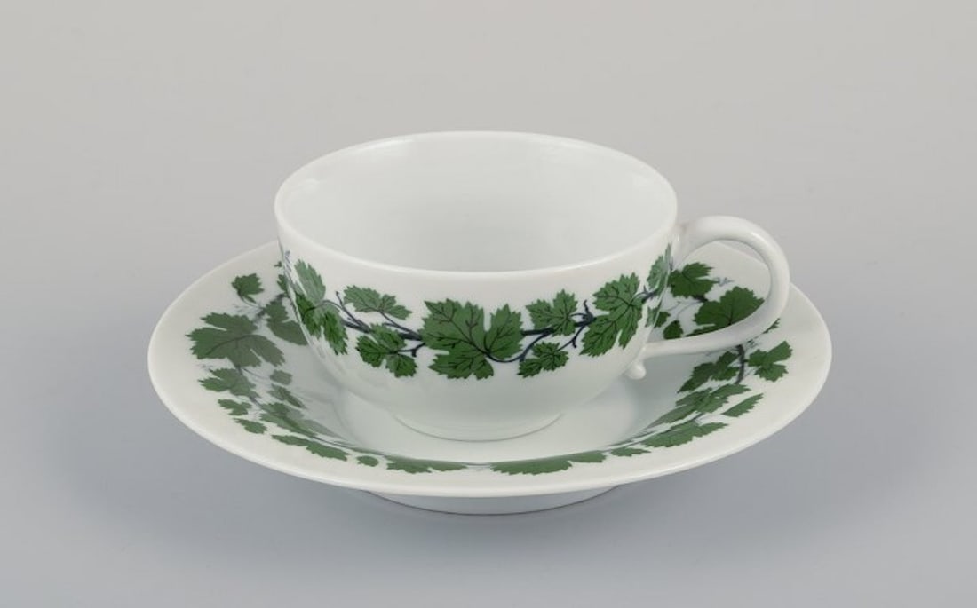Meissen, Germany. 'Green Ivy Vine' two coffee cups with matching saucers and a creamer. 1920s/30s. - 2