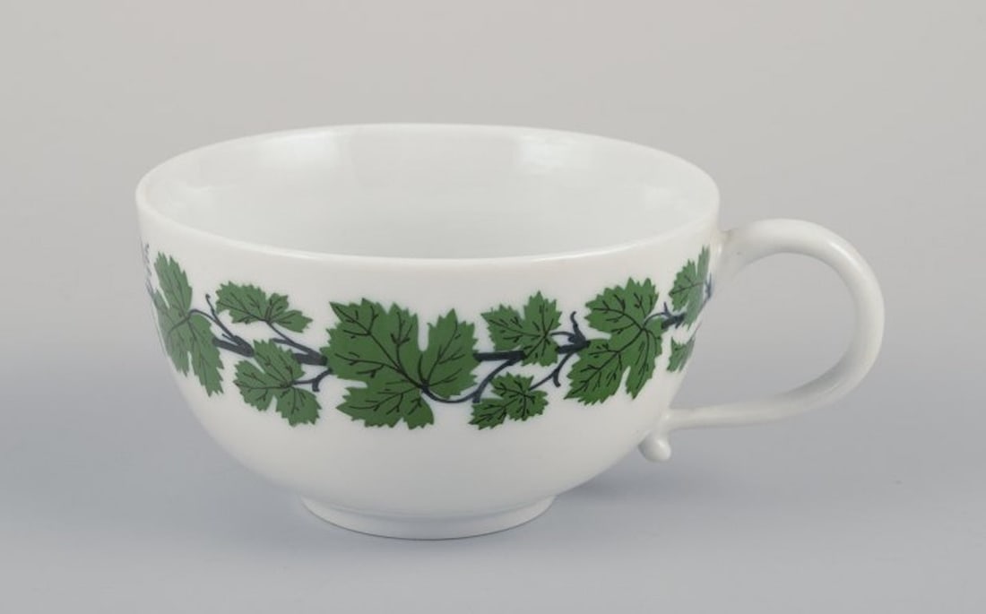 Meissen, Germany. 'Green Ivy Vine' two coffee cups with matching saucers and a creamer. 1920s/30s. - 3