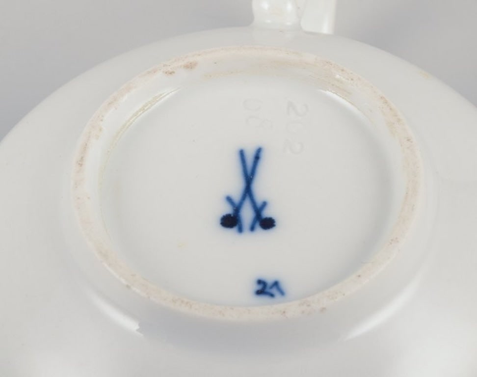 Meissen, Germany. 'Green Ivy Vine' two coffee cups with matching saucers and a creamer. 1920s/30s. - 4