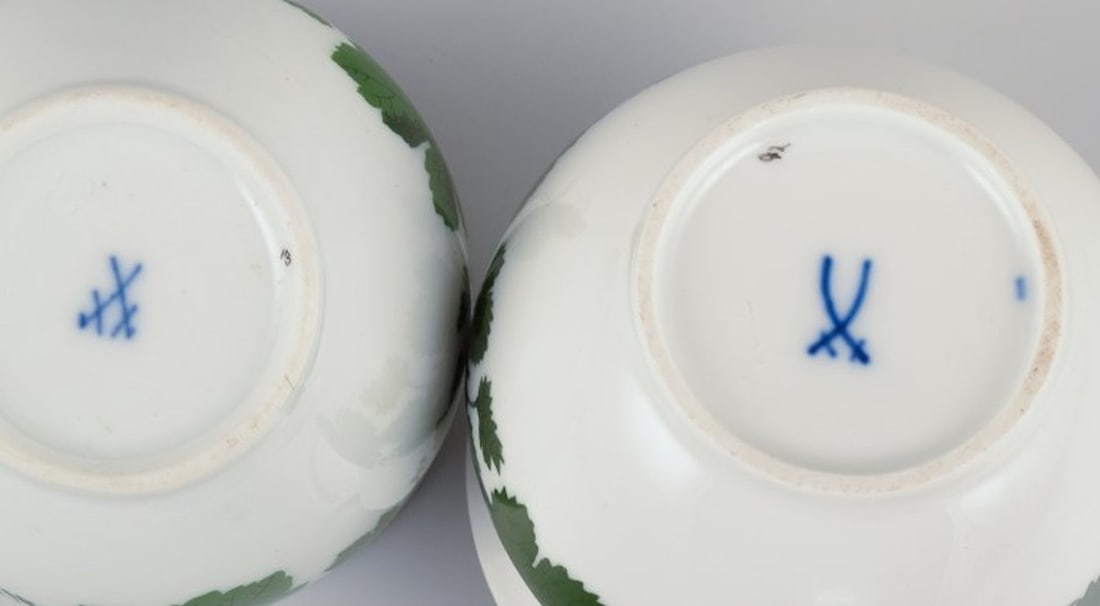 Meissen, Germany. 'Green Ivy Vine' two coffee cups with high handles and saucers. 1920s/30s. - 7