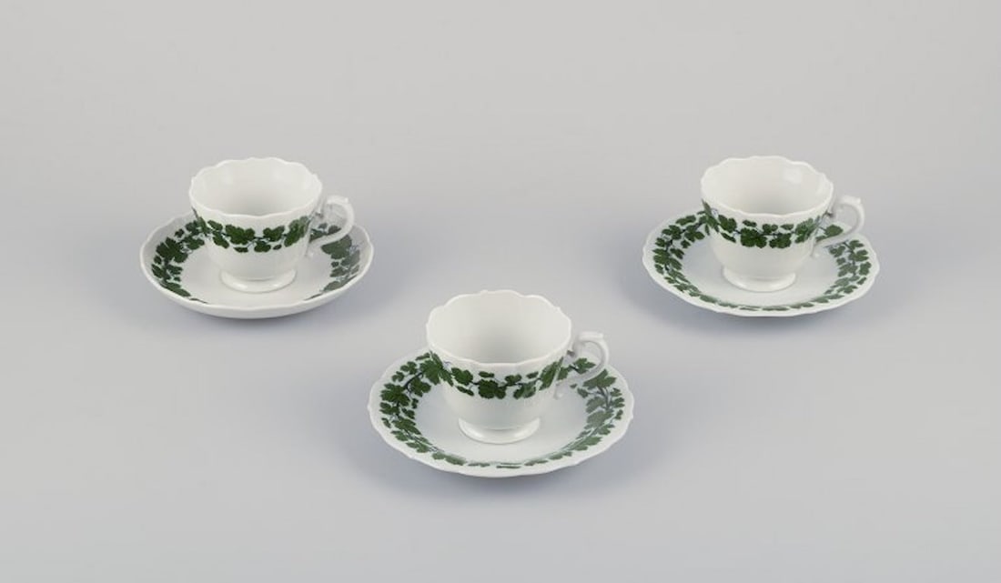 Meissen, Germany. 'Green Ivy Vine' three coffee cups with matching saucers. 1920s/30s. - 2