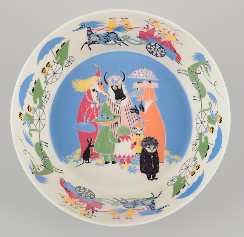 Arabia, Finland. Large porcelain bowl. Featuring illustrations from the Moomins. 21st century. - 2