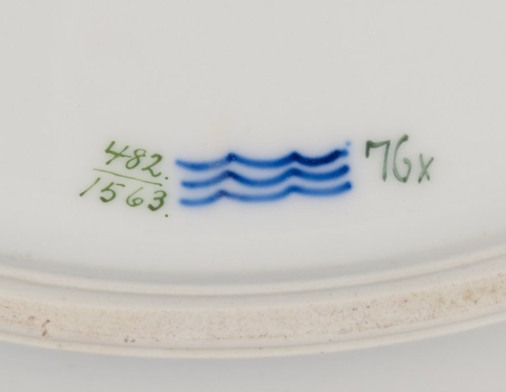 Royal Copenhagen Saxon Flower. Large round serving dish in porcelain. Approximately 1930s. - 7