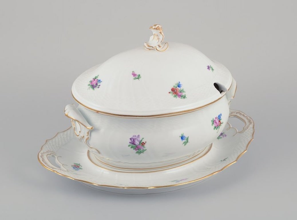 Royal Copenhagen Saxon Flower. Large lidded porcelain soup tureen. Early 1900s. - 2
