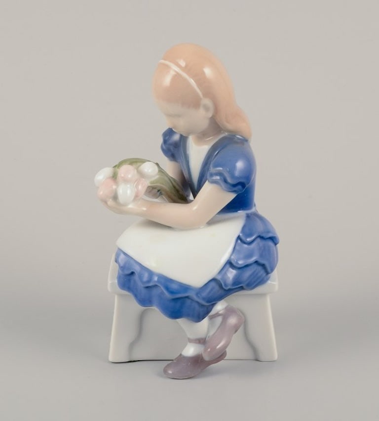 Bing & Grøndahll, Danmark. Porcelain figurine of seated girl with a bouquet of flowers in her - 2