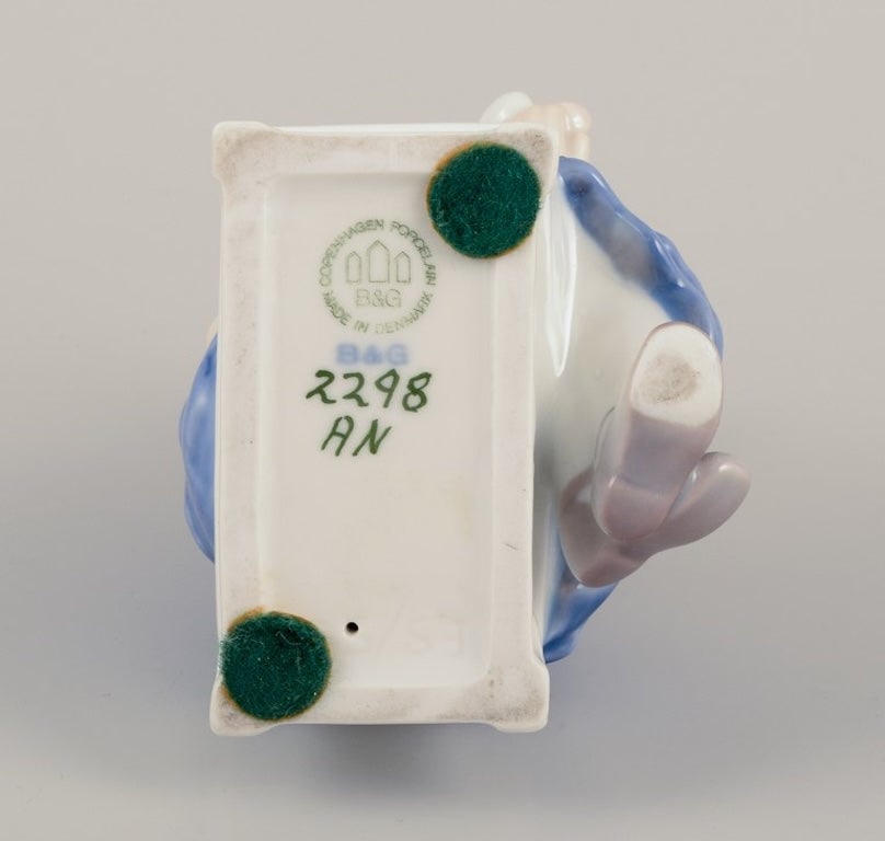 Bing & Grøndahll, Danmark. Porcelain figurine of seated girl with a bouquet of flowers in her - 7